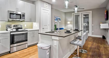 Modern Luxury Apartment Near Downtown!