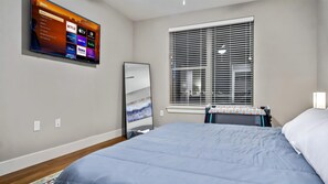 1 habitación, escritorio, tabla de planchar con plancha y cuna de viaje 