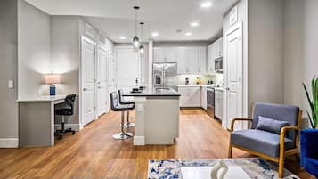 Frigorífico, microondas, horno y placa de cocina