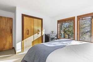 3 slaapkamers, een strijkplank/strijkijzer, gratis wifi, beddengoed