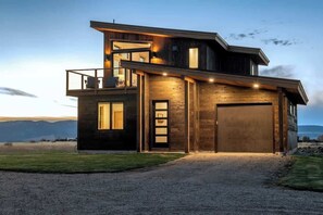 Exterior - Luxury Loft Retreat with Stunning Mountain Views (Driggs)