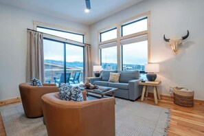 Smart TV, fireplace, books, offices - Luxury Loft Retreat with Stunning Mountain Views (Driggs)