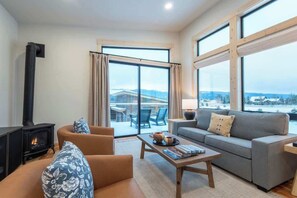 Smart TV, fireplace, books, offices - Luxury Loft Retreat with Stunning Mountain Views (Driggs)