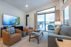 Een smart-tv, een open haard, boeken en een stereo