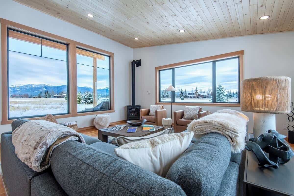 Smart TV, chimenea, libros y estéreo 