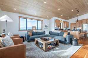 Een smart-tv, een open haard, boeken en een stereo