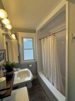 Vasca idromassaggio, asciugacapelli, asciugamani, sapone