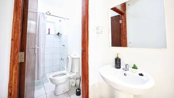 Douche, bidet, serviettes fournies, savon