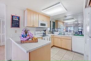 Fridge, oven, stovetop, dishwasher