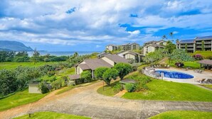 Un quartier résidentiel avec des maisons, une piscine et une vue sur l’océan.