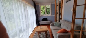 Smart TV, fireplace, books - Old-World Charm Hibernarium (Ngararatunua)