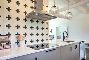 Geladeira, micro-ondas, fogão, cooktop