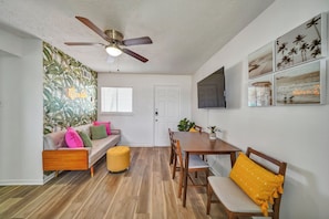 Smart TV - Beachfront: Steps to Beach, Pool, PCB Nightlife! (Panama City)