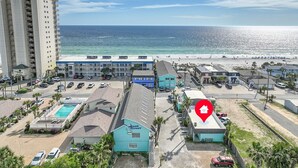 Ein Küstenhotel mit mehreren Gebäuden, einem Schwimmbad und Blick auf den Strand.