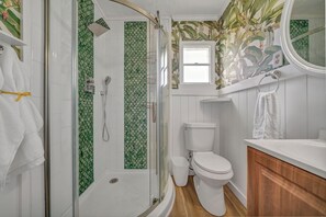 Douche, séchoir à cheveux, serviettes fournies