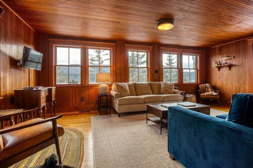 Innsbrook Cabin - Waterfront cottage on Rangeley Lake, snowmobile friendly in the winter!