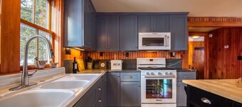 Innsbrook Cabin - Waterfront cottage on Rangeley Lake, snowmobile friendly in the winter!