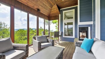 TV connectée, cheminée, chaîne hi-fi