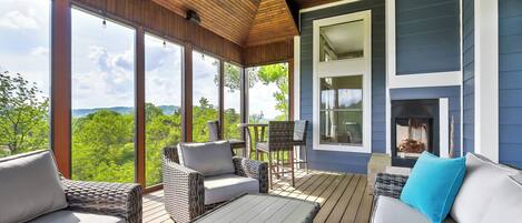 Smart-TV, Kamin, Stereoanlage