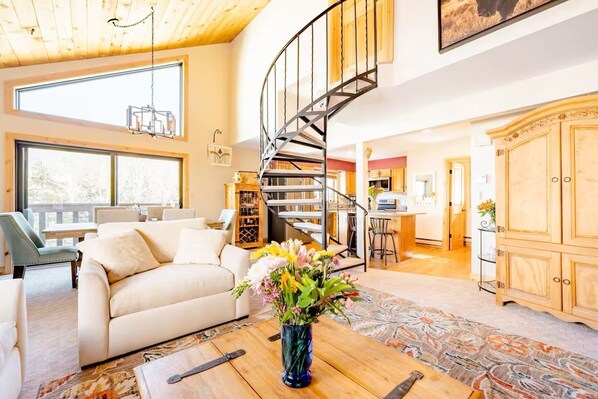 TV, fireplace - Beautiful 3-bedroom townhome in Avon perfect for your getaway (Avon)