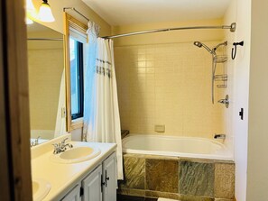 Serviettes fournies, savon, papier toilette
