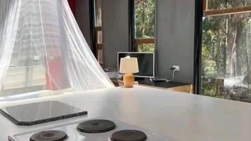 Jääkaappi, liesi, kahvin-/teenkeitin, leivänpaahdin