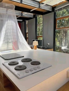 Kühlschrank, Herdplatte, Wasserkocher mit Kaffee-/Teezubehör, Toaster