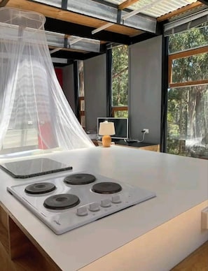 Kühlschrank, Herdplatte, Wasserkocher mit Kaffee-/Teezubehör, Toaster