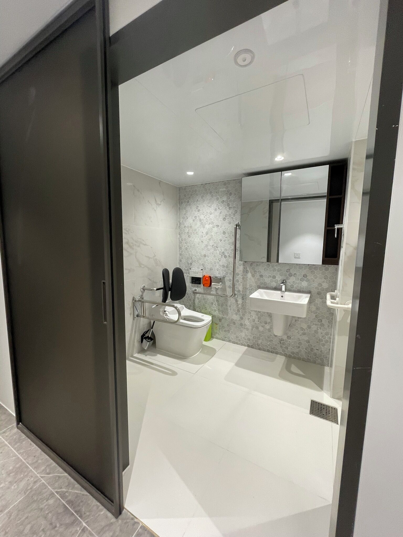 シャワー、ヘアドライヤー、ビデ、タオル