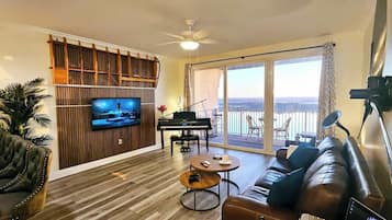 Télévision, jeux vidéo, livres, espaces bureaux