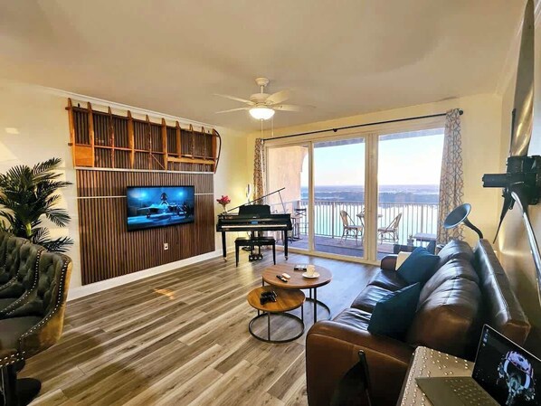 TV, video games, books, offices - Stunning waterfront Views 1 mile to Disney 2 bath (Orlando)