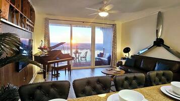 Télévision, jeux vidéo, livres, espaces bureaux