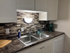 Frigorífico, microondas, placa de cocina y lavavajillas