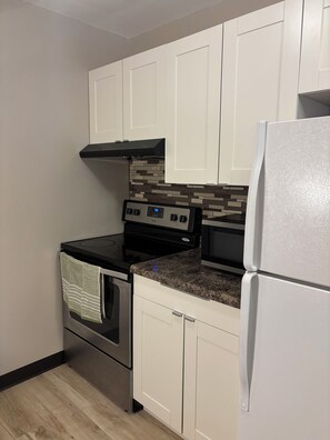 Fridge, microwave, stovetop, dishwasher