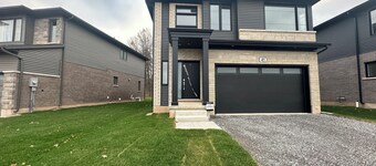 Charming 4-bedroom house with WiFi, AC in amazing Thorold