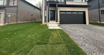 Charming 4-bedroom house with WiFi, AC in amazing Thorold