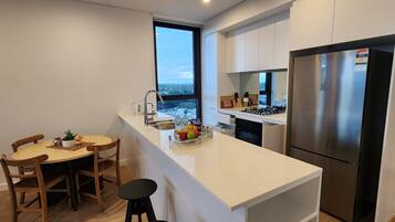 Réfrigérateur, micro-ondes, four, plaque de cuisson