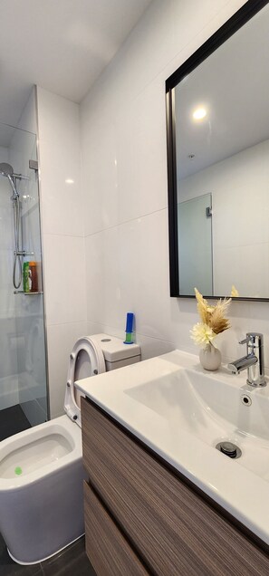 Dusche, Haartrockner, Bidet, Handtücher