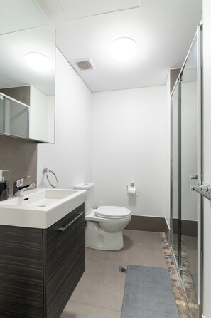 Shower, free toiletries, hair dryer, towels - Zen Apartments (Adelaide)