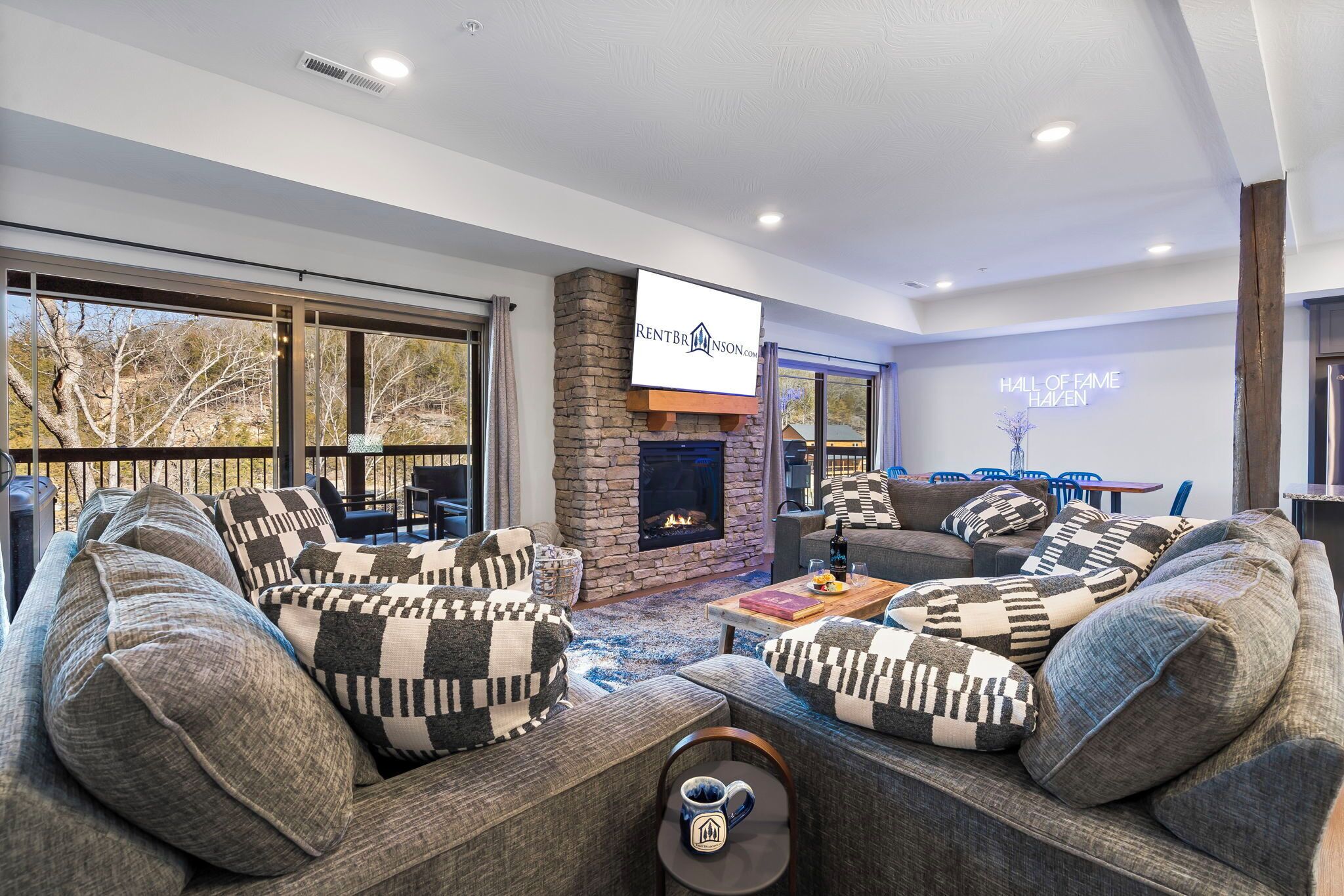 Smart TV, fireplace