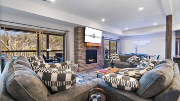 Smart TV, fireplace