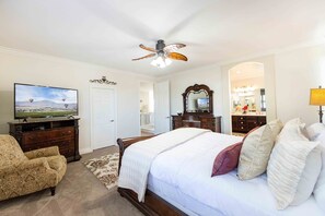 5 soveværelser, pengeskab på værelset, skrivebord, strygejern/strygebræt