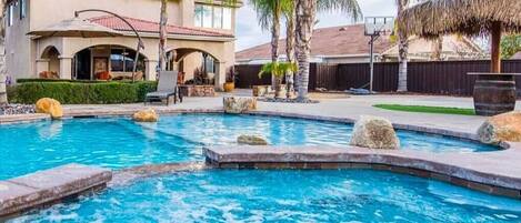 Una piscina al aire libre