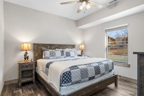 4 bedrooms, iron/ironing board, free WiFi, bed sheets - Private Hot Tub-Near Thunder Ridge and Table Rock-Cmty Pool-Free Tickets (Hollister)