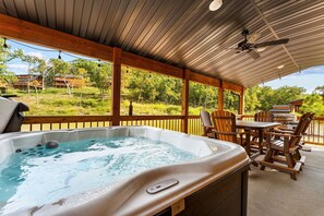 Outdoor dining - Private Hot Tub-Near Thunder Ridge and Table Rock-Cmty Pool-Free Tickets (Hollister)