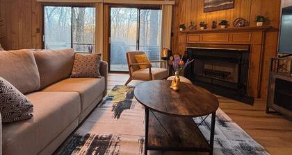 Pet Friendly | 2-Bedroom cabin | Hot tub | Fireplace | BBQ| PS5