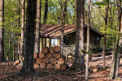 Pet Friendly | 2-Bedroom cabin | Hot tub | Fireplace | BBQ| PS5