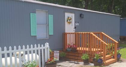 The Cozy Main Suite 2-bedroom mobile home in welcoming Hinesville with WiFi, Ac