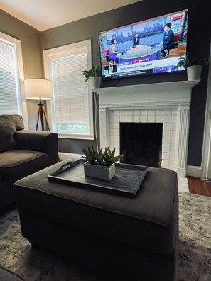 Living area - Charming 2-bedroom house in Historic Glen Iris! 5min to downtown, fenced yard! (Birmingham)