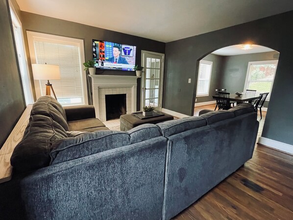 Living area - Charming 2-bedroom house in Historic Glen Iris! 5min to downtown, fenced yard! (Birmingham)